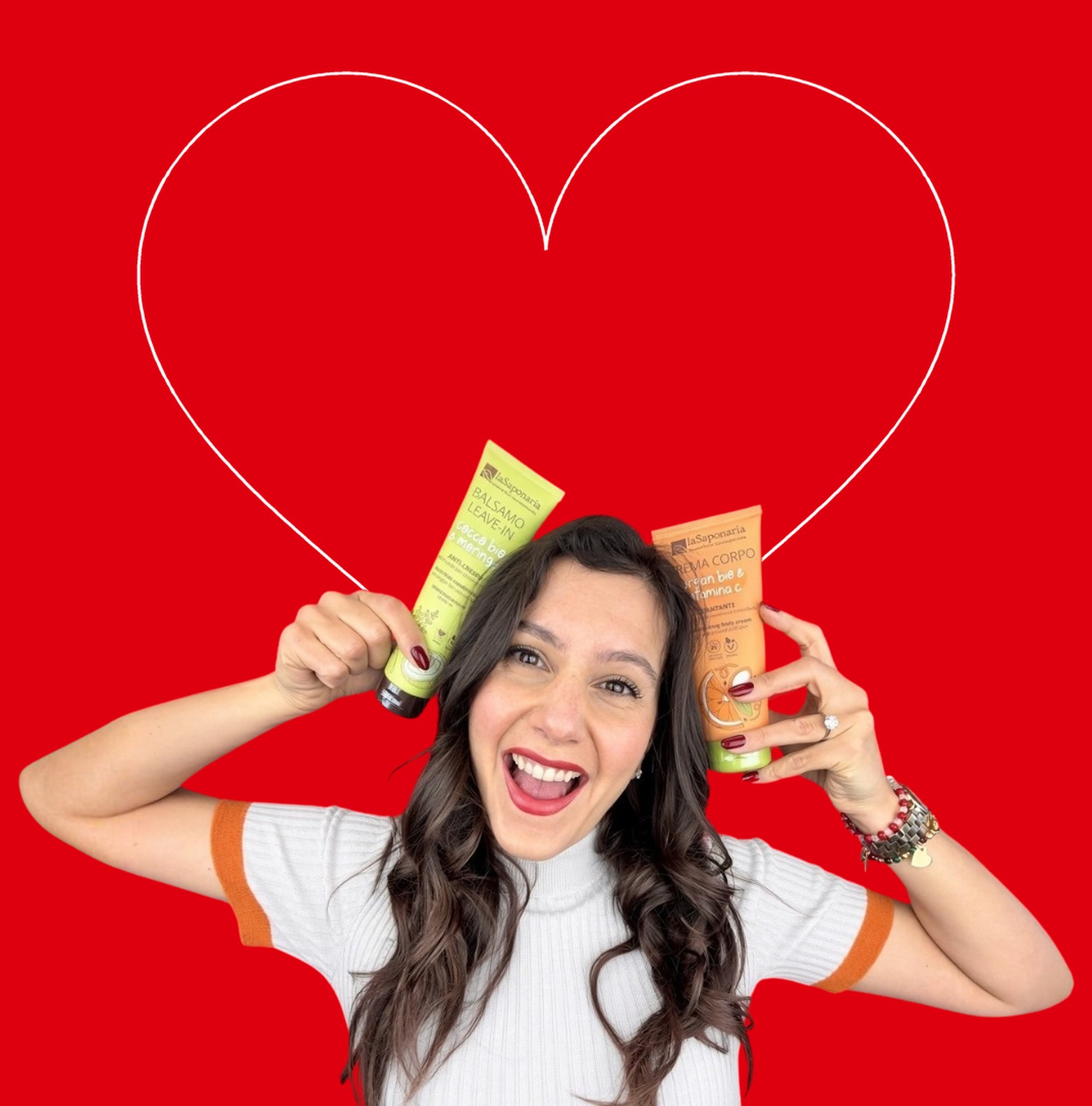 Benedetta su fondo rosso con i prodotti WHATaECO che tiene in casa